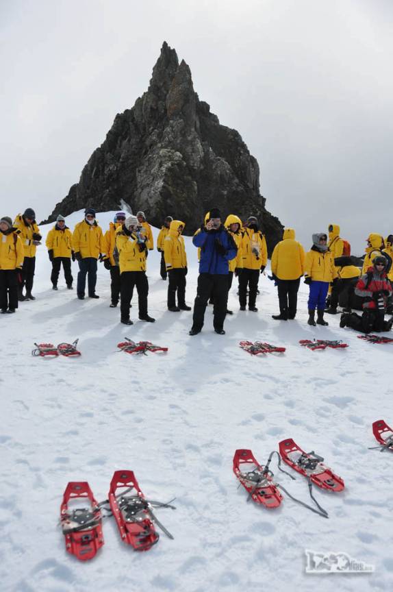 Prepraração para uma caminhada no gelo e na neve em Turret Point, em King George Island, na Antártida